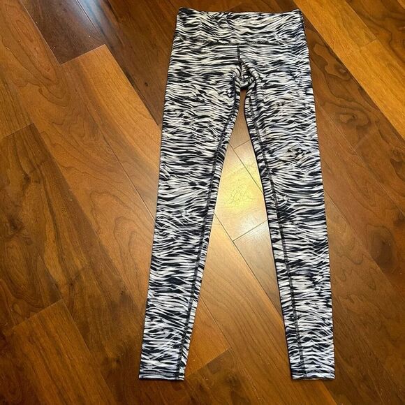 Alo Yoga womne's Black Grey‎ abstract Wave Full Length Leggings Zebra size small - Picture 1 of 8